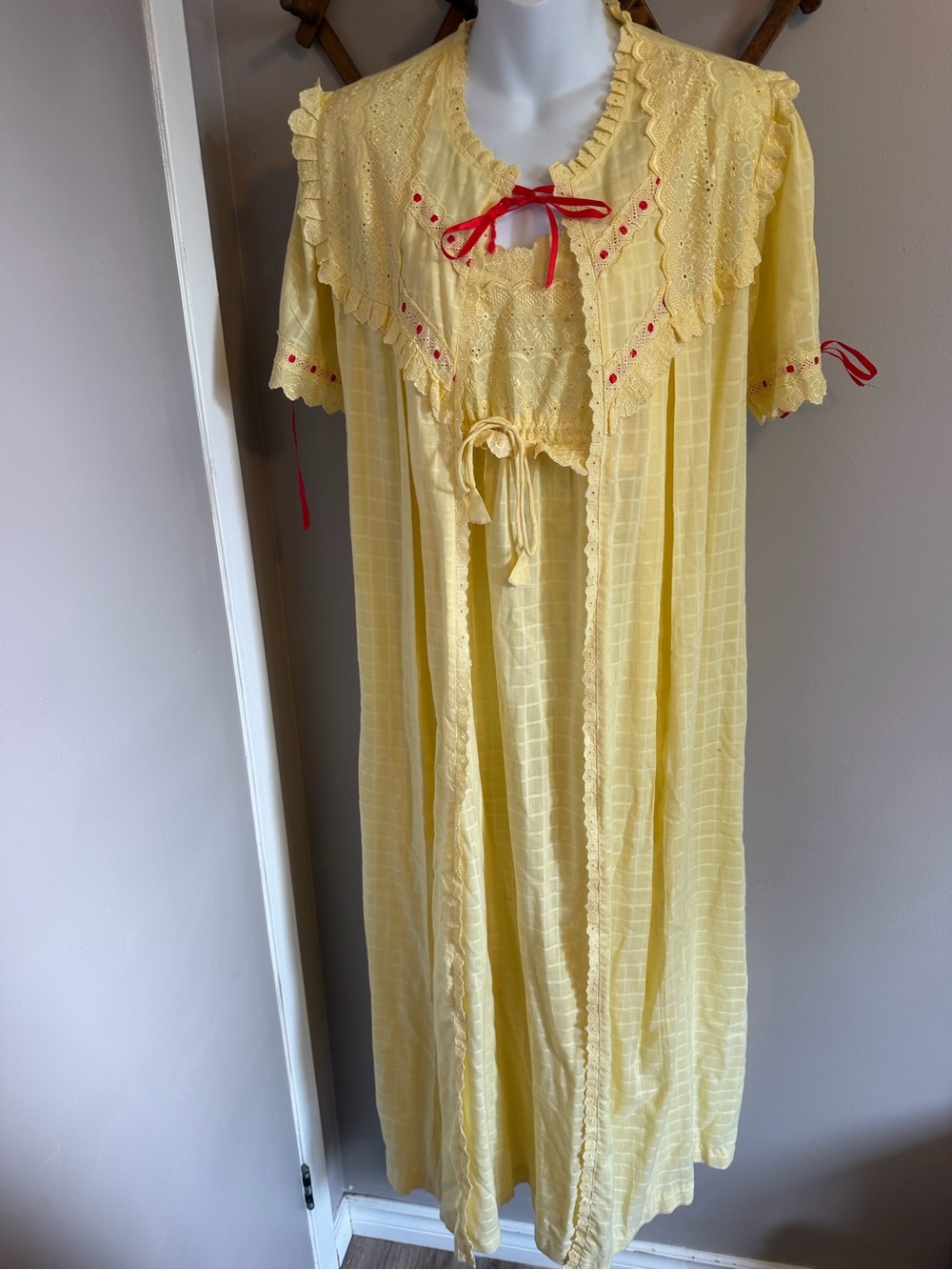 VTG Romantique Creations Yellow Eyelet Peignoir Set Nightgown Robe M